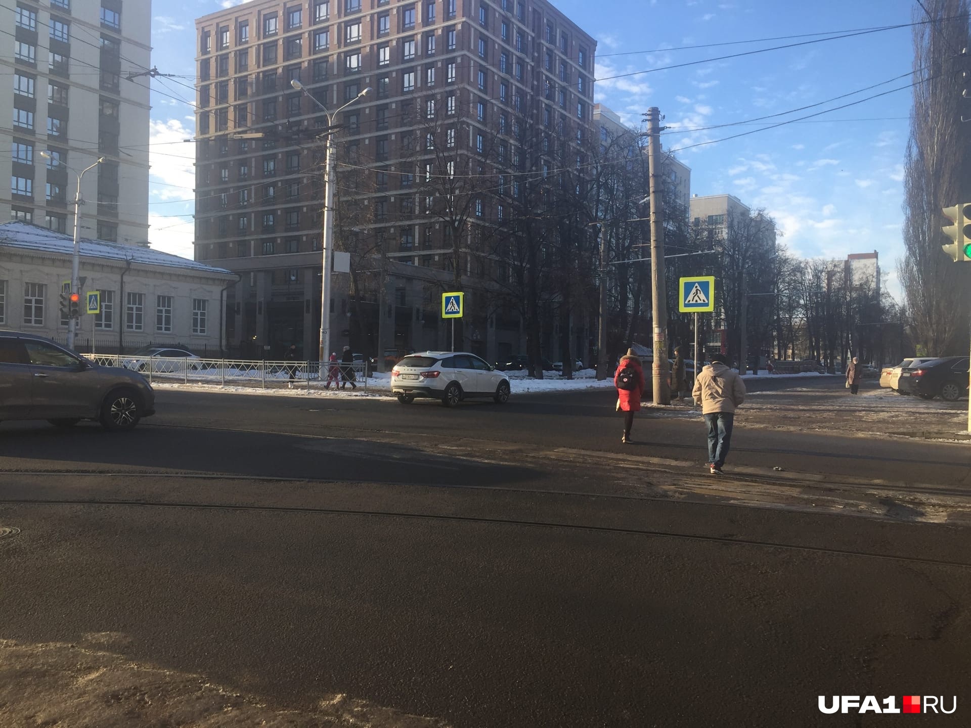 Светофоры на бульваре Ибрагимова буквально заставляют перебегать дороги и аллею