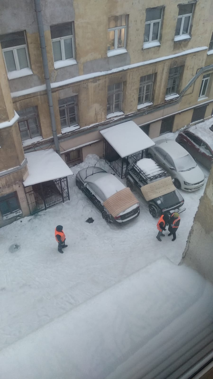 Петербургские коммунальщики представили очередное ноу-хау: уборка снега с матрасами