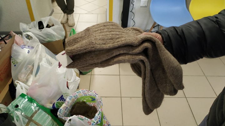 «Жена связала 10 пар носков»: что несут курганцы в пункты приема помощи добровольцам