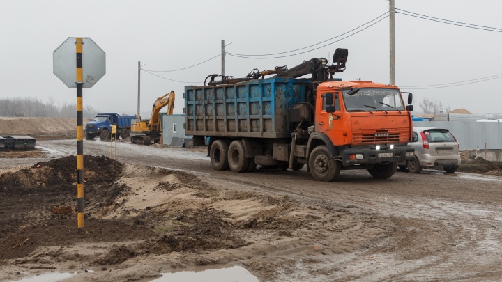 «Ждут, пока кто-нибудь погибнет?»: строителей новой трассы через Волго-Ахтубинскую пойму винят в скользкой грязи на асфальте