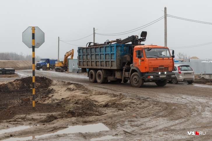 Волгоградцы винят строителей в грязной дороге через Волго-Ахтубинскую пойму Волгоградцы винят строителей в грязной дороге через Волго-Ахтубинскую пойму