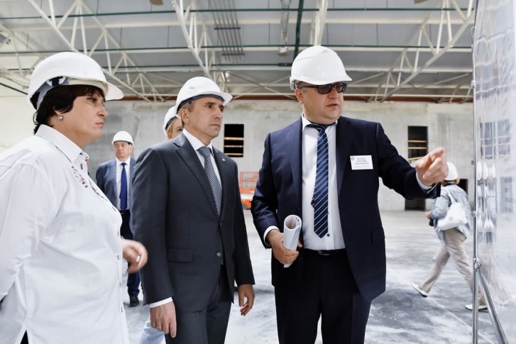 Евгений Несват (справа) несколько лет руководит птицефабрикой, но далеко не публичная персона Евгений Несват (справа) несколько лет руководит птицефабрикой, но далеко не публичная персона
