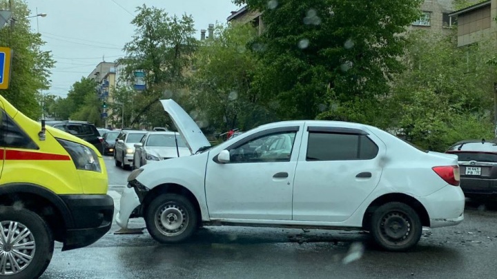 Две легковушки столкнулись на перекрестке Чкалова — Журавлева