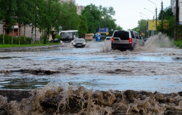Кто-то утопил машину, а под кем-то провалился асфальт: как водители Архангельска пострадали от ливня