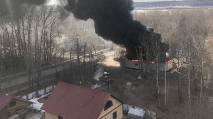 В Перми в районе КамГЭС произошел сильный пожар. Видео