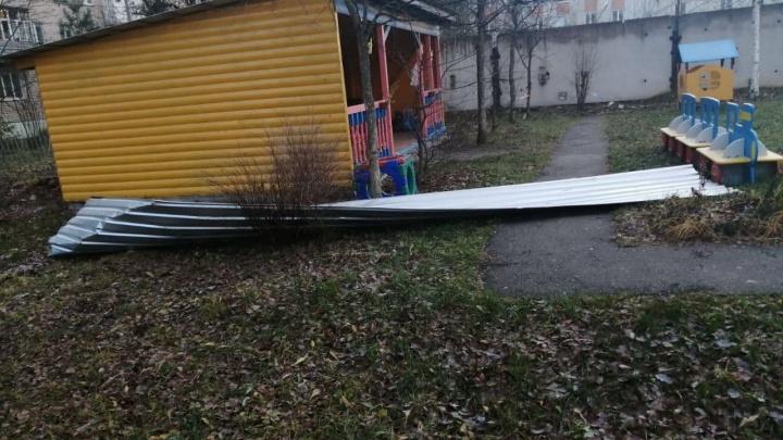 В Ярославской области на прогулочную площадку детского сада упал металлический профлист