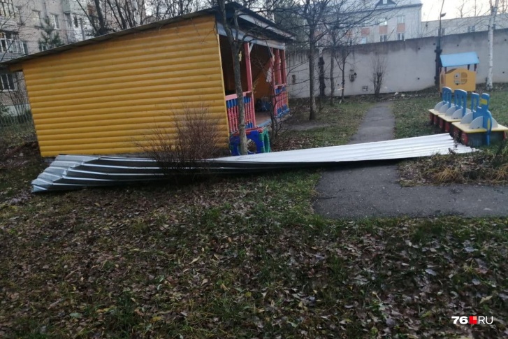 Профлист прилетел на территорию садика во время порыва ветра Профлист прилетел на территорию садика во время порыва ветра