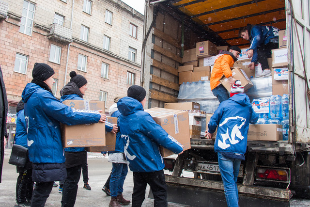 Отправлено 40 тонн продуктов и вещей Отправлено 40 тонн продуктов и вещей