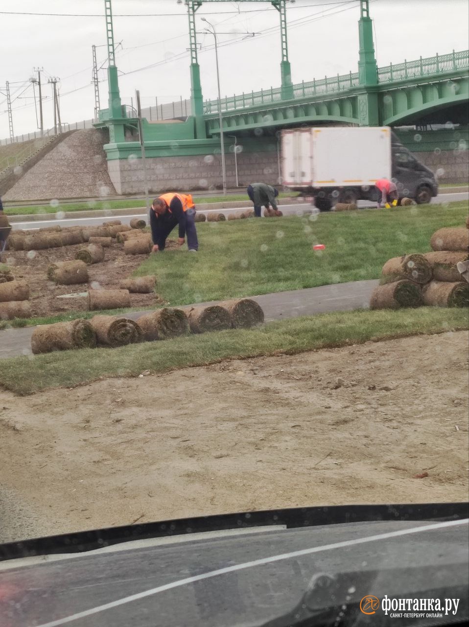 Можно сворачиваться. У открытого Пулковского путепровода убирают высаженный  к церемонии газон | 31.05.2022 | Санкт-Петербург - БезФормата