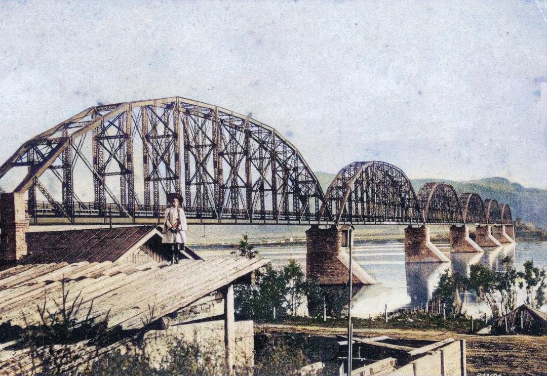 Железнодорожный мост через Енисей. Один из сложнейших инфраструктурных объектов в мире на тот момент. Снесен в 2007 году