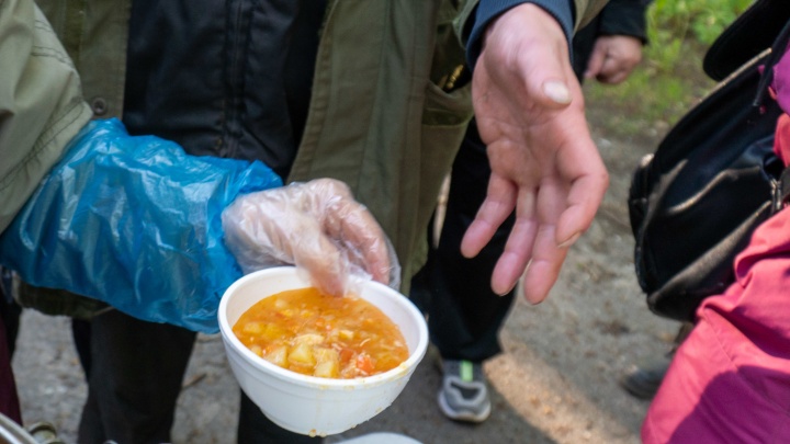 «Бабушка жила на остановке»: в Северодвинске на улице кормят бездомных и стариков — как еще им помогают