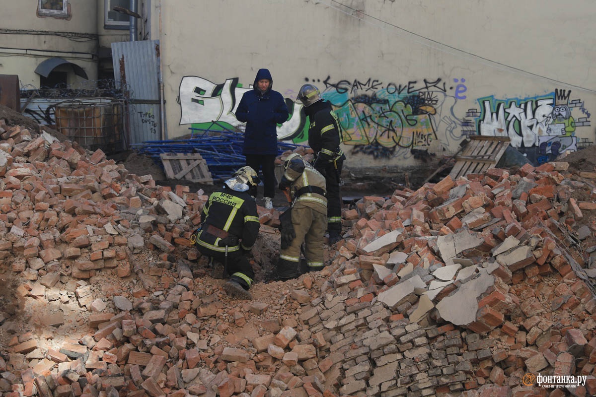 Состояние пострадавшего при обрушении стены дома на Лиговском стабилизируется. Его готовят к переводу из реанимации