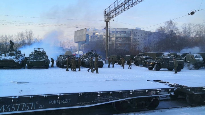 По Екатеринбургу проехали танки. Рассказываем, что происходит