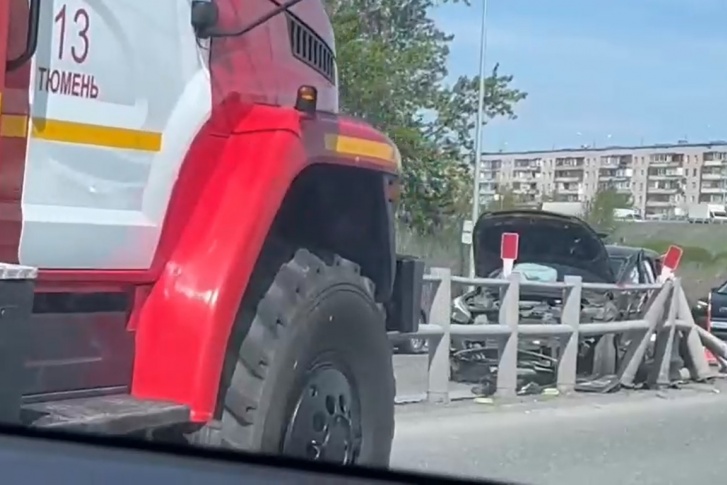 На место прибыли МЧС и скорая помощь На место прибыли МЧС и скорая помощь