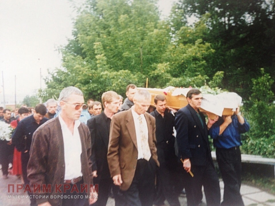Вот снимок с тех похорон, 9 августа 1996 года. В первом ряду в центре в светло-коричневом пиджаке — еще живой Анатолий Донцов