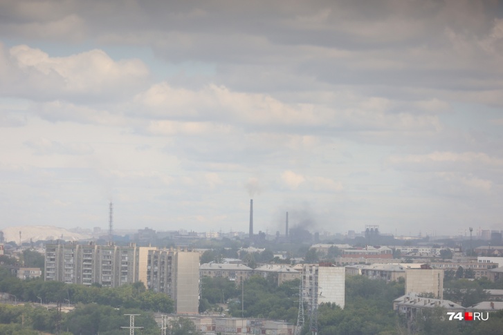Челябинск накрывает смогом и днем, но особенно тяжело, по словам горожан, по ночам. Спать с открытыми окнами невозможно