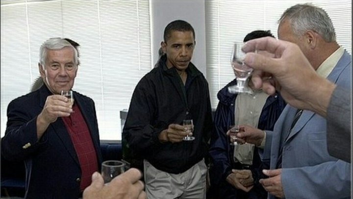Грустный и с рюмкой водки. В Сети обсуждают старое фото Барака Обамы, сделанное в Перми
