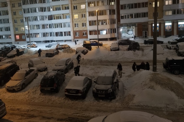Не все готовы ждать, пока возвле их домов уберут снежные сугробы и кашу на дороге Не все готовы ждать, пока возвле их домов уберут снежные сугробы и кашу на дороге