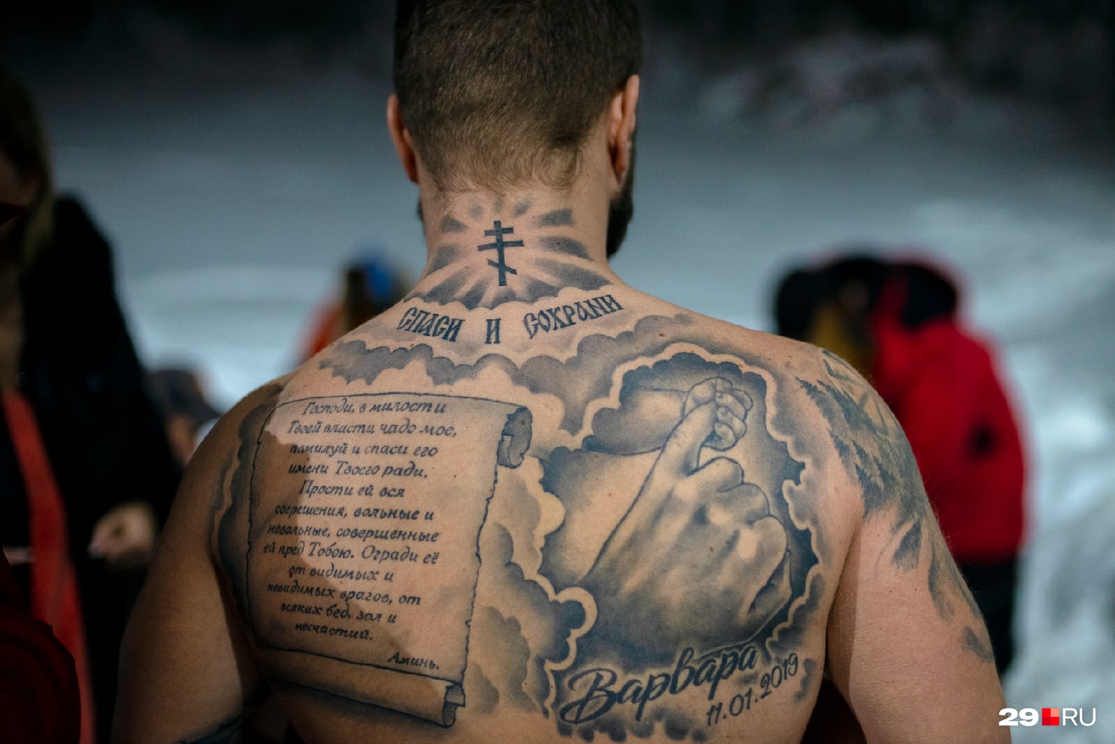 На многих из тех, кто приехал в «Боры», были надеты нательные кресты, а у некоторых мы заметили и интересные татуировки