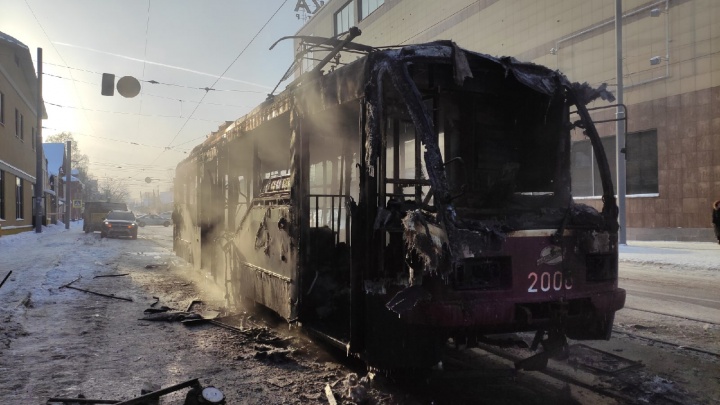 Около ТЦ «Республика» загорелся трамвай. Очевидцы сняли пожар на видео
