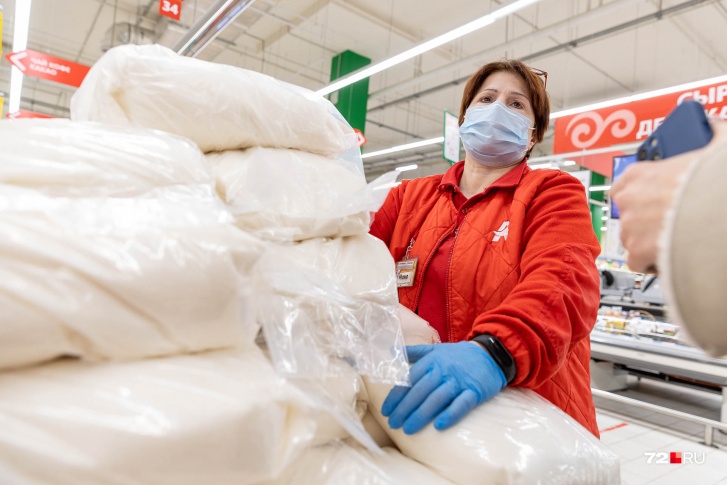 Тележки с сахаром приходится прикатывать по несколько раз в день. По словам продавцов, люди приезжают закупаться даже ночью Тележки с сахаром приходится прикатывать по несколько раз в день. По словам продавцов, люди приезжают закупаться даже ночью