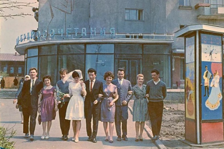 Эта фотография была сделана в 1965 году. В свадебной моде тех лет доминировала тенденция на мини-платья. Маленькой должна была быть и фата, а завершали образ лакированные белые туфли