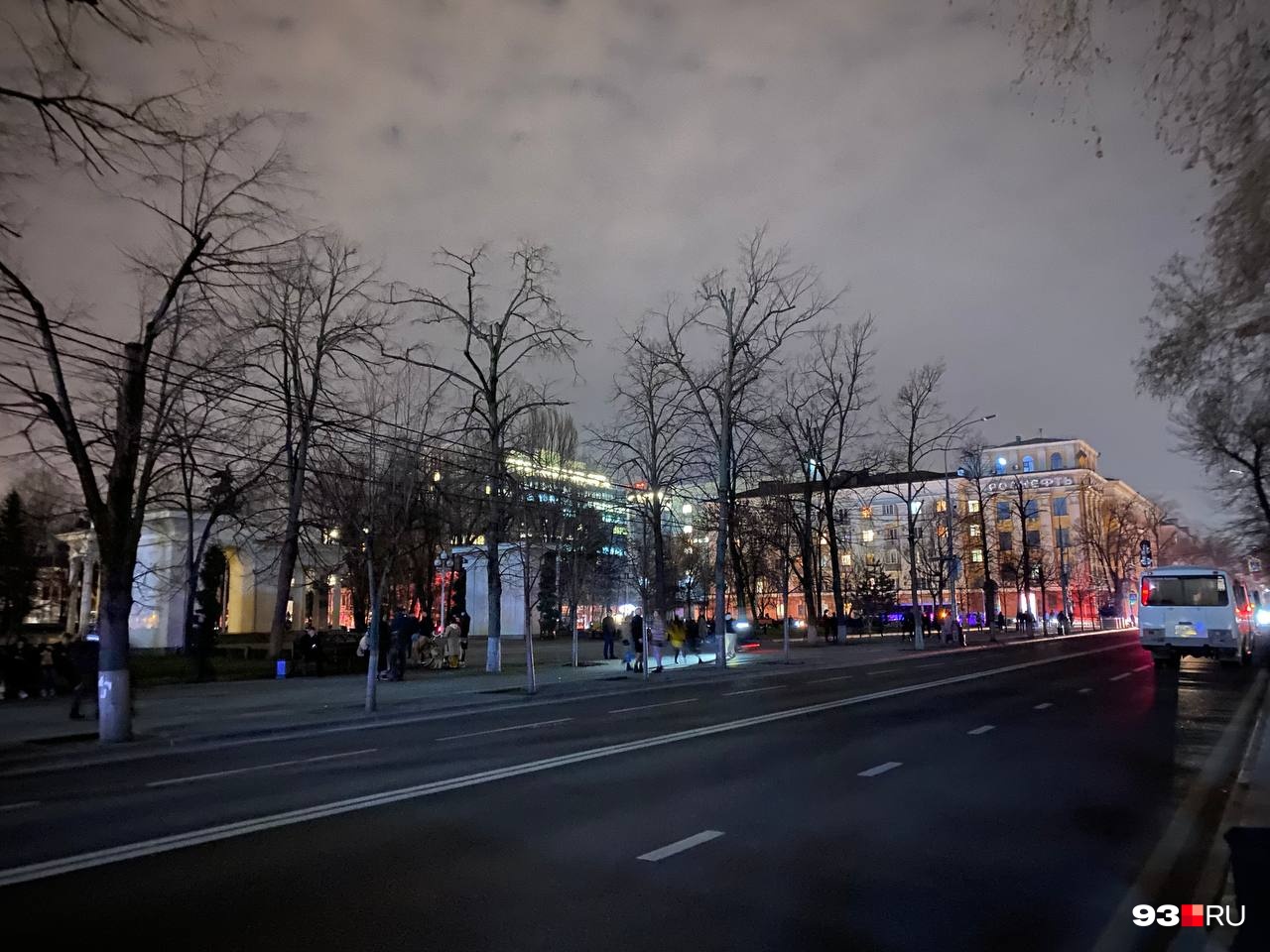 Около 20:25, после того как площадь опустела, улицу открыли для проезда Около 20:25, после того как площадь опустела, улицу открыли для проезда