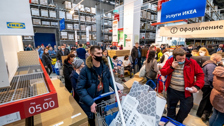 Прощание с желто-синими: как ростовчане штурмовали магазин ИКЕА перед его закрытием