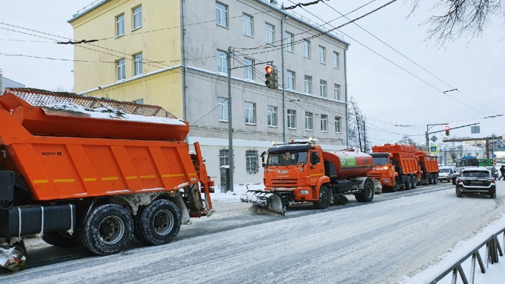 Уборка снега в районах: на дороги частного сектора и межквартальные проезды выехали 35 единиц техники