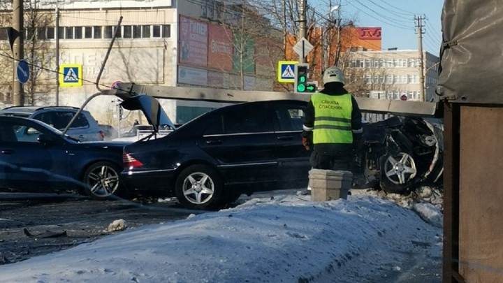 В Архангельске на машину упал столб. На Ленинградском проспекте — большая пробка