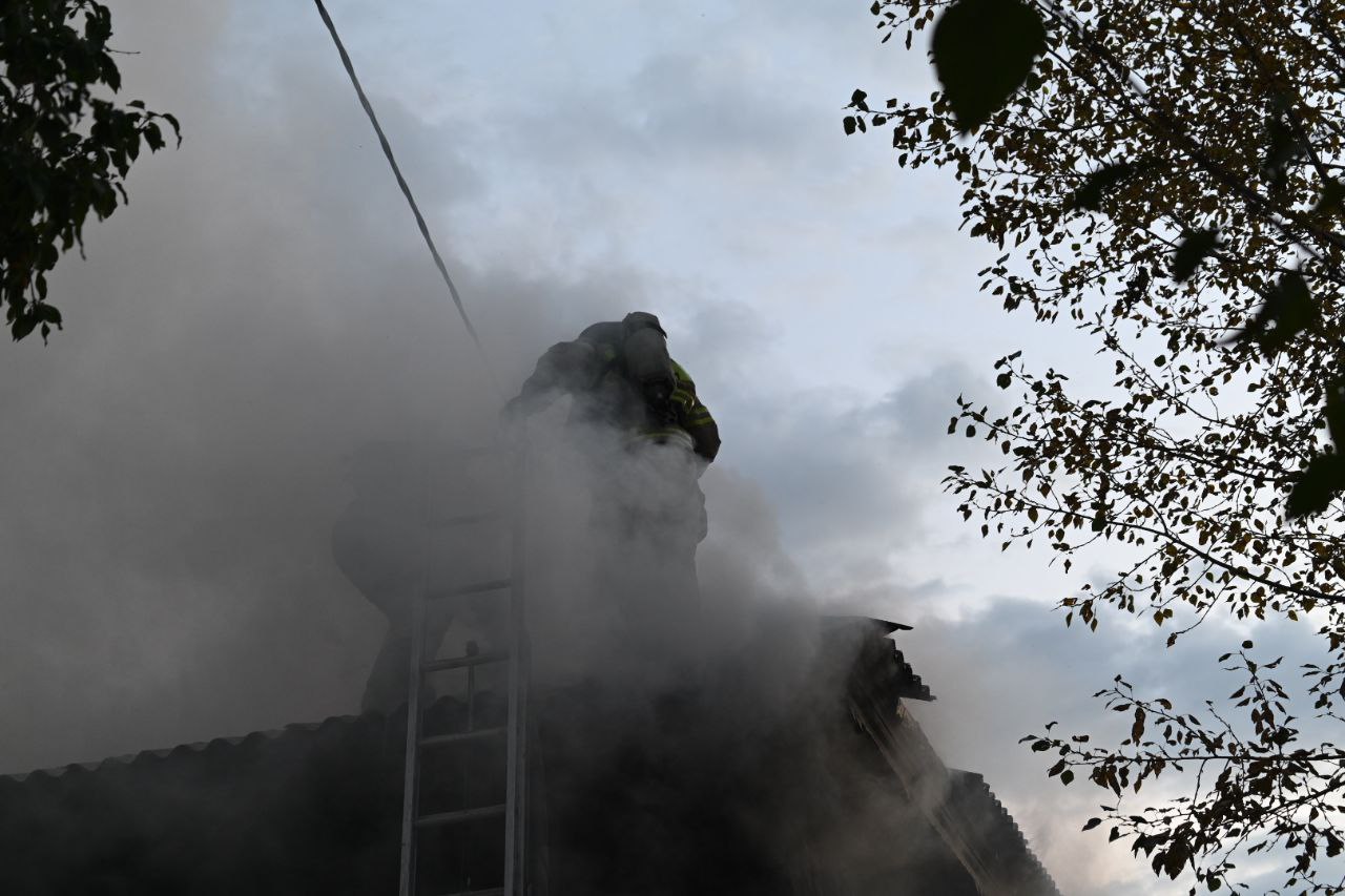 Деревянный дом горит в центре Читы