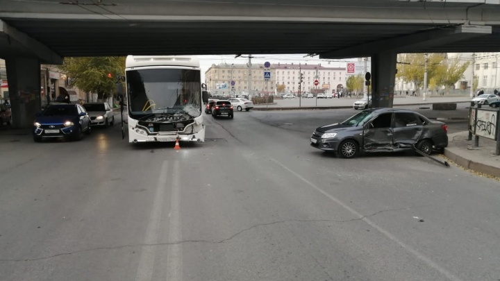 В центре Волгограда автобус пронесся на красный и раздавил легковушку