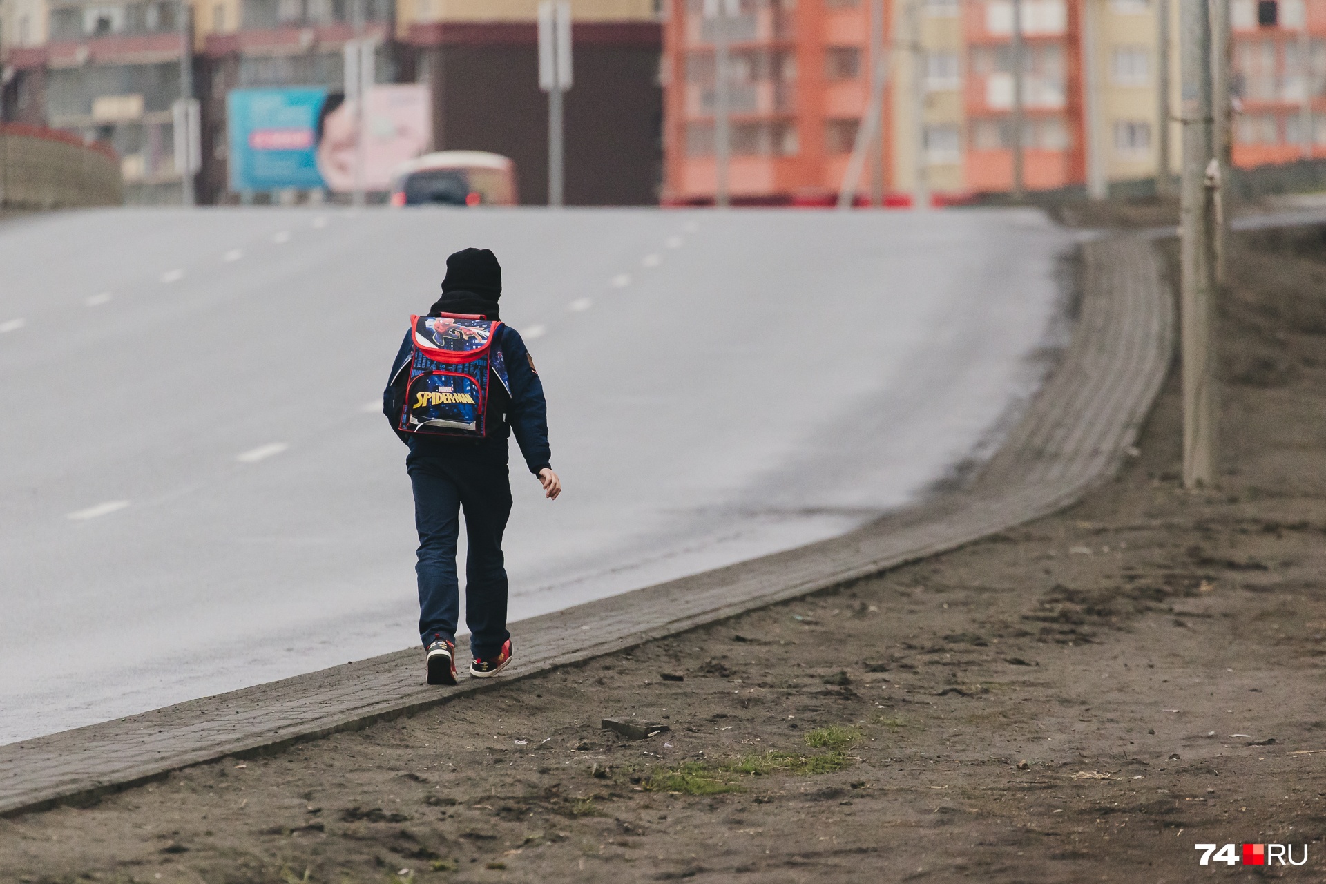 Многие дети шагают вдоль дороги одни, без родителей
