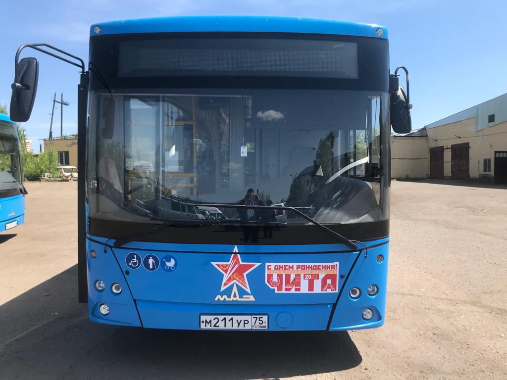 Украшенный ко Дню города автобус ездит по Чите 28 мая 2022 г.