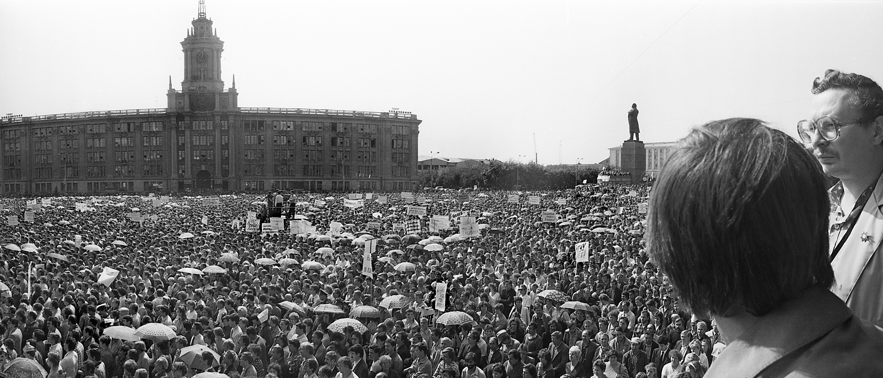 100 тысяч человек на площади 1905 года: как Свердловск встретил попытку государственного переворота