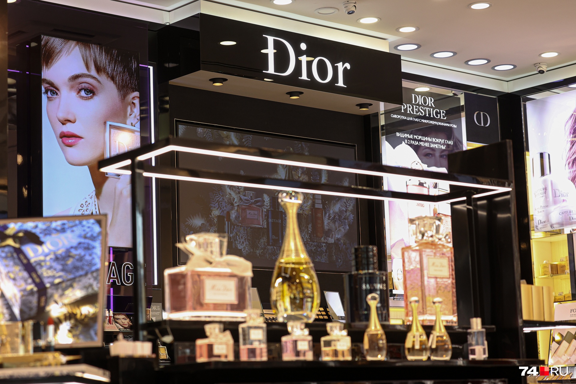 Духи, декоративная косметика и средства по уходу от Dior, Dolce&Gabbana, Gucci, Chanel пользуются популярностью у русских женщин Духи, декоративная косметика и средства по уходу от Dior, Dolce&Gabbana, Gucci, Chanel пользуются популярностью у русских женщин