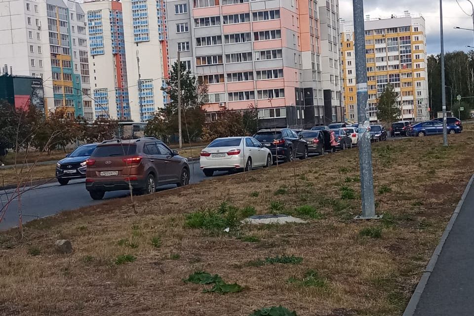 На снимках Ирины видна вереница машин, но утром 16 февраля обстановка была значительно спокойнее На снимках Ирины видна вереница машин, но утром 16 февраля обстановка была значительно спокойнее