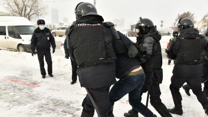 Ударил полицейского. В Екатеринбурге на задержанного на мирном митинге возбудили уголовное дело