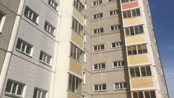 2-летний мальчик выпал с шестого этажа в Красноярске, пока его отец спал