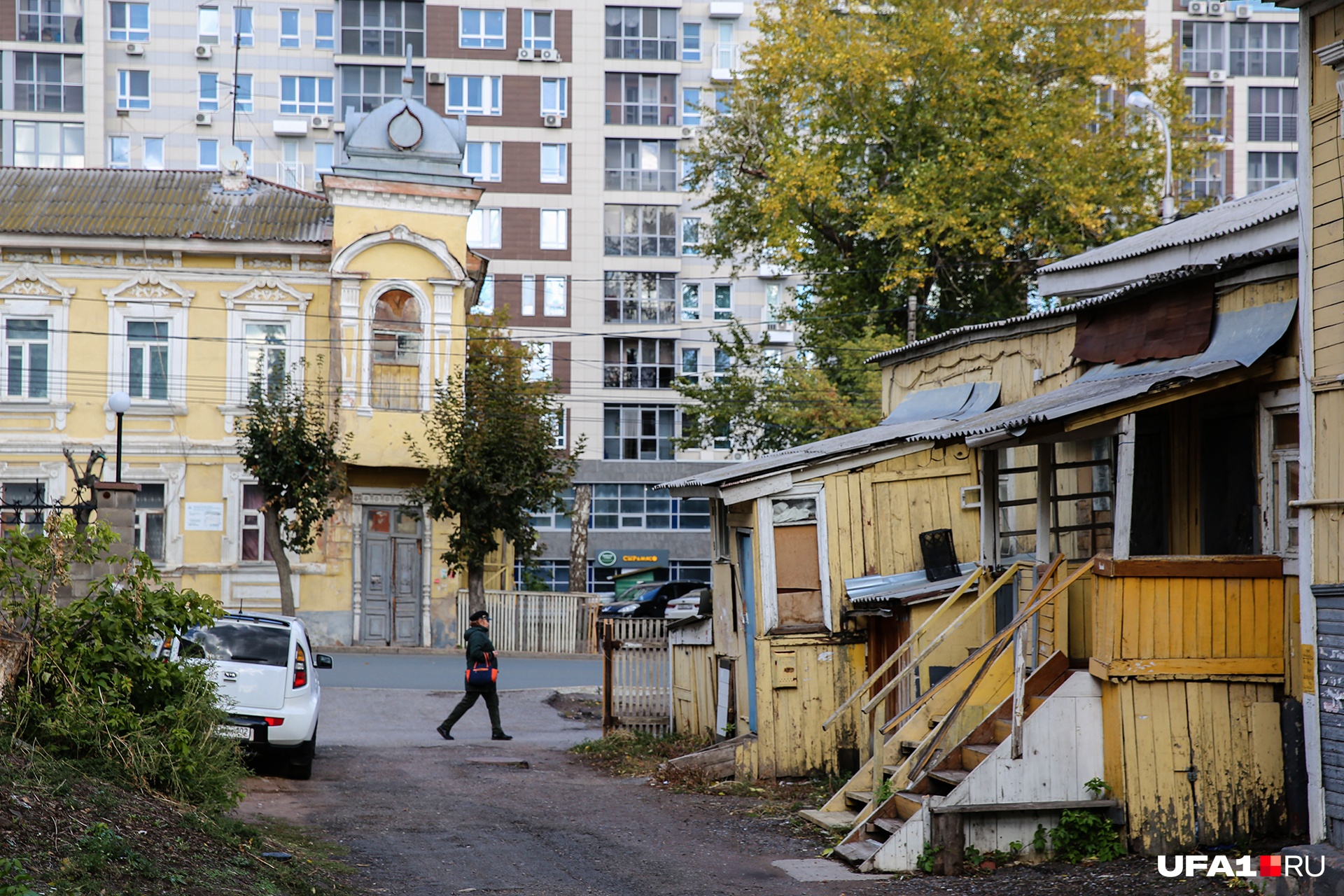В историческом центре Уфы многие дома до сих пор — деревянные. На фоне современных новостроек они выглядят как взрыв из прошлого, а власти надеются обновить эти улицы — превратив, в частности, улицу Октябрьской Революции в подобие московского Арбата В историческом центре Уфы многие дома до сих пор — деревянные. На фоне современных новостроек они выглядят как взрыв из прошлого, а власти надеются обновить эти улицы — превратив, в частности, улицу Октябрьской Революции в подобие московского Арбата