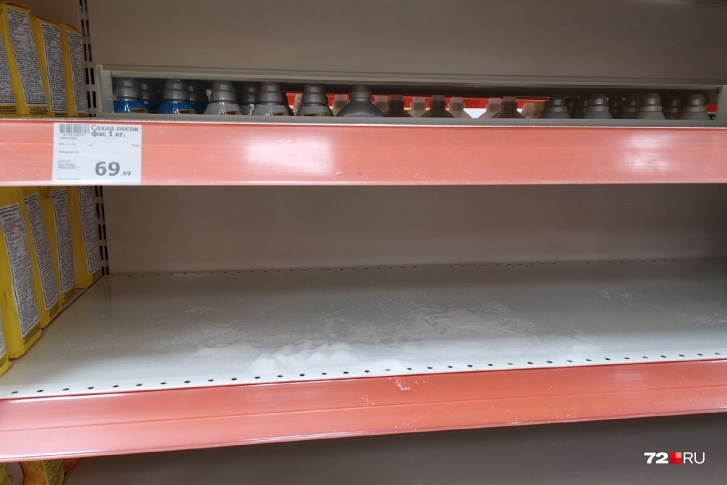 Полки в некоторых магазинах действительно опустели, но бояться дефицита сахара точно не надо. И вот почему Полки в некоторых магазинах действительно опустели, но бояться дефицита сахара точно не надо. И вот почему