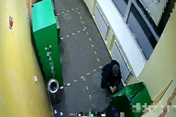 Мужчина пытался вскрыть банкомат монтировкой