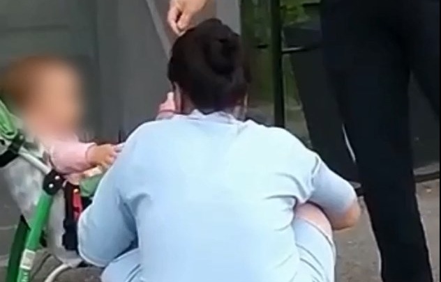 Курил вместе с матерью. Тюменцы сняли на видео ребенка в коляске с электронной сигаретой