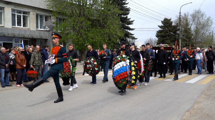 «Он будет гордостью школы, поселка и всей России»: под Волгоградом похоронили погибшего на Украине разведчика