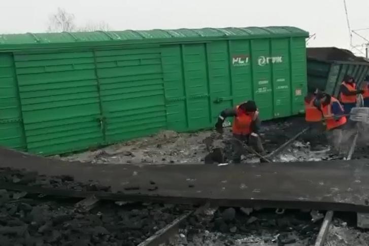 Рабочим пришлось расчищать пути от угля