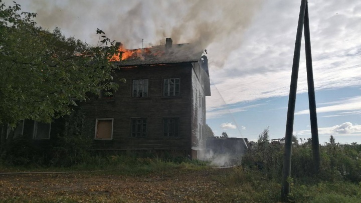 В Архангельске случился крупный пожар в деревянном доме
