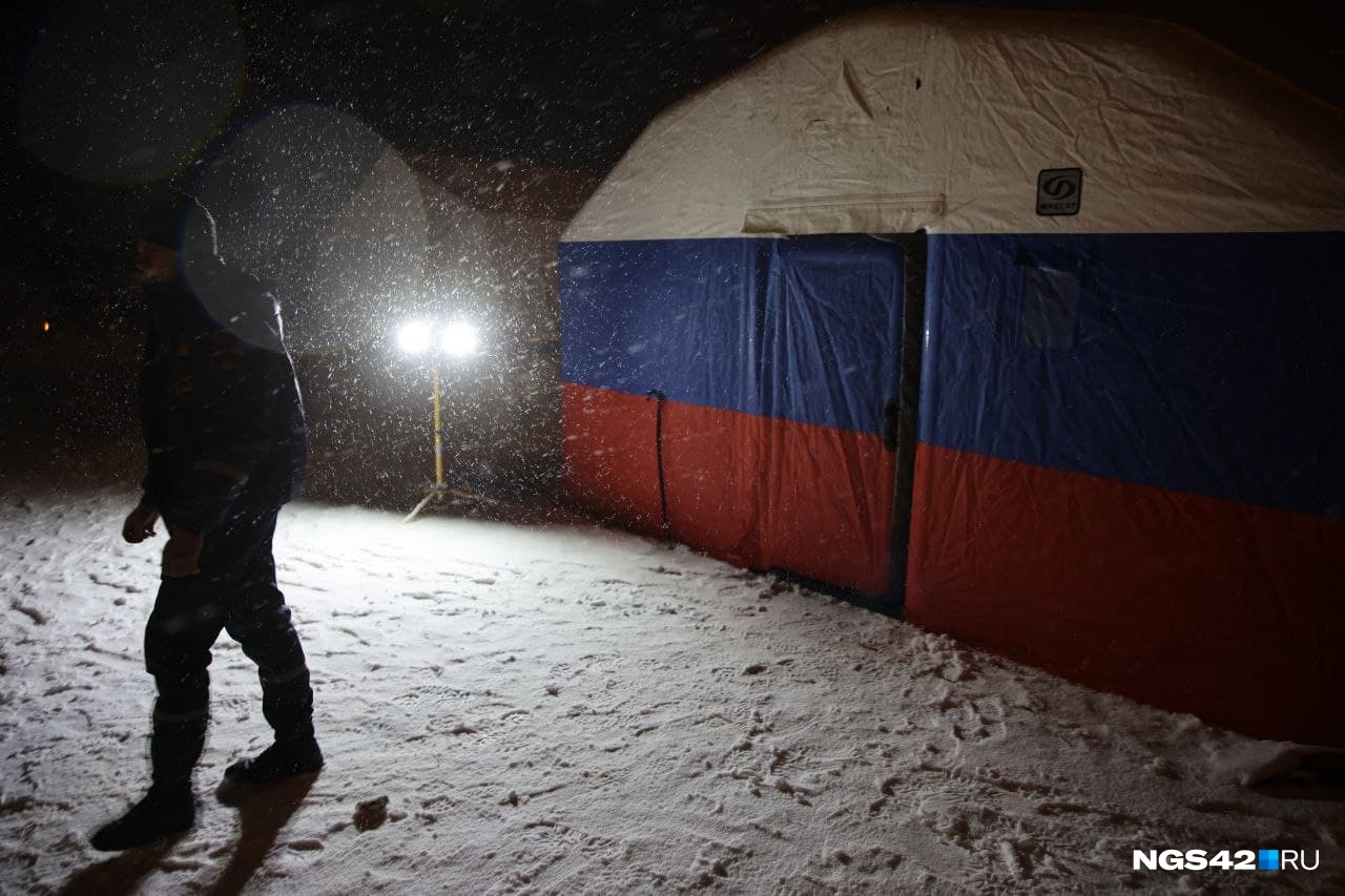 Оперативный штаб развернул палатки — этой ночью тут расположатся спасатели, которые уже утром продолжат поиски горняков