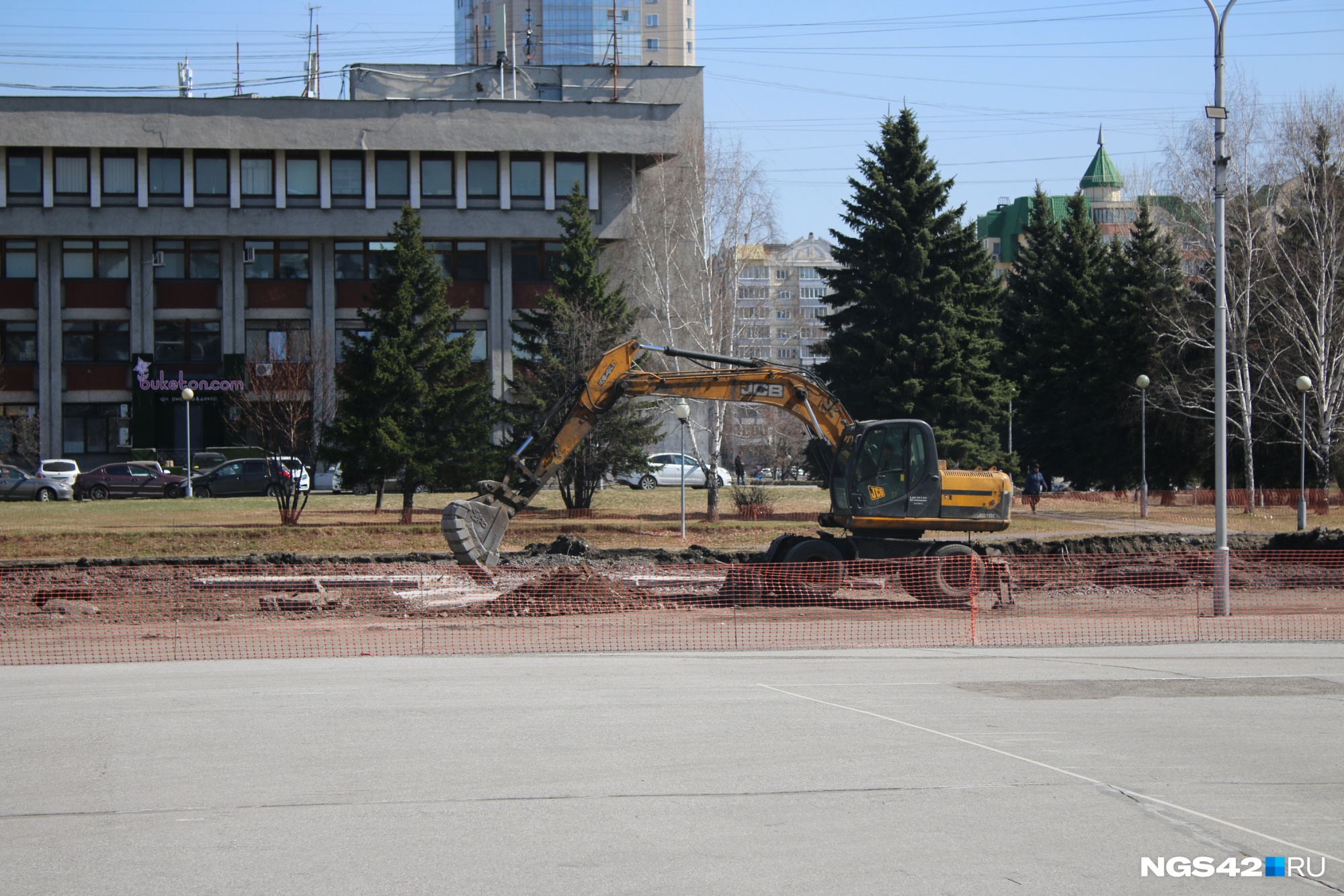 В центре Новокузнецка начали строить баскетбольную площадку за 40 млн. Вот как она будет выглядеть