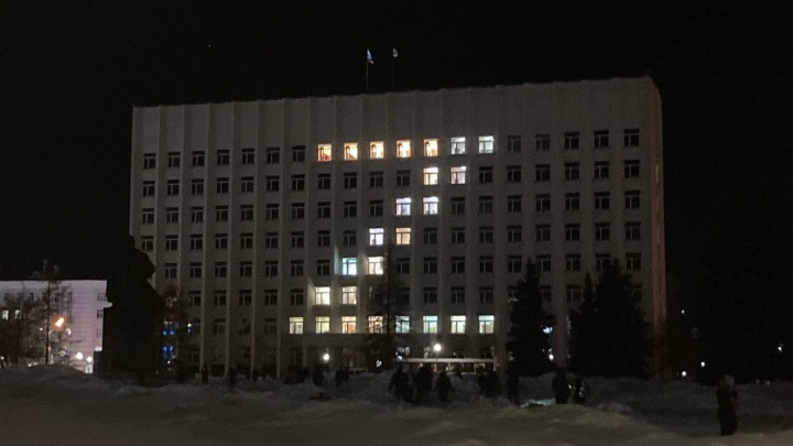 На здании Архангельского областного собрания депутатов появилась буква Z