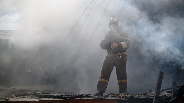 Пожарные спасли 17 человек на ночном пожаре в Кузбассе, трое госпитализированы